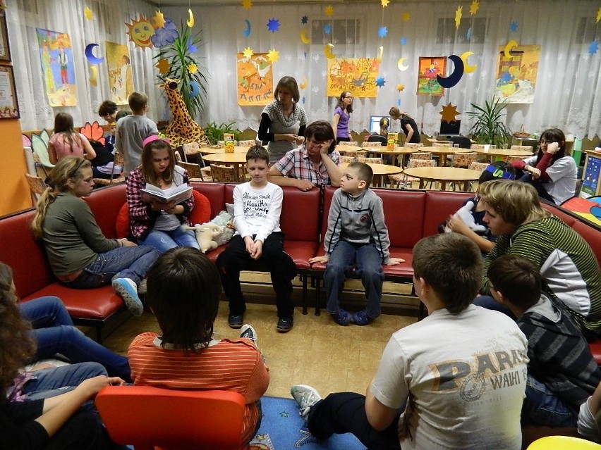 Dzieci z SP nr 13 w Żorach spędziły noc w bibliotece. Z Andersenem! [ZDJĘCIA]