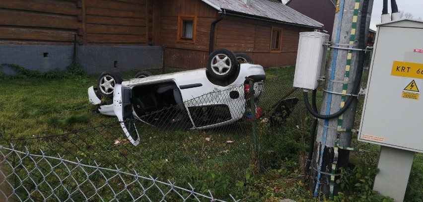 Podhale. Dachowanie w centrum Podczerwonego. Strażacy wyciągnęli z samochodu zakrwawioną kobietę