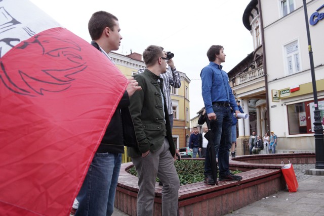 Na 26 czerwca swój protest zapowiada stowarzyszenie "Oburzeni". O 8.45 chcą pojawić się przed tarnowską Sala Lustrzaną. Protestować będą nie tylko przeciwko działaniom polskiego rządu, ale również przeciwko działaniom kierującego obecnie Tarnowem wiceprezydenta.