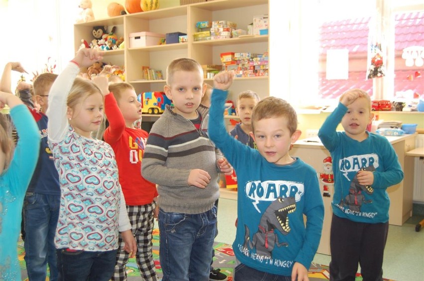 Trochę spóźniony Mikołaj w Sulęczynie obdarował uczniów klasy zerowej Elwiry Kreft