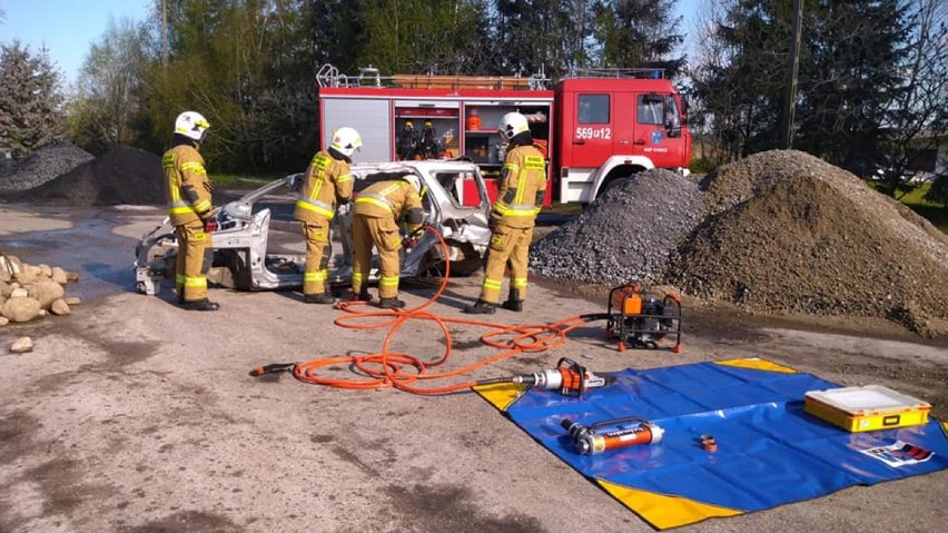 W ostatnich dniach strażacy realizowali ćwiczenia z zakresu ratownictwa technicznego i pożarów wewnętrznych