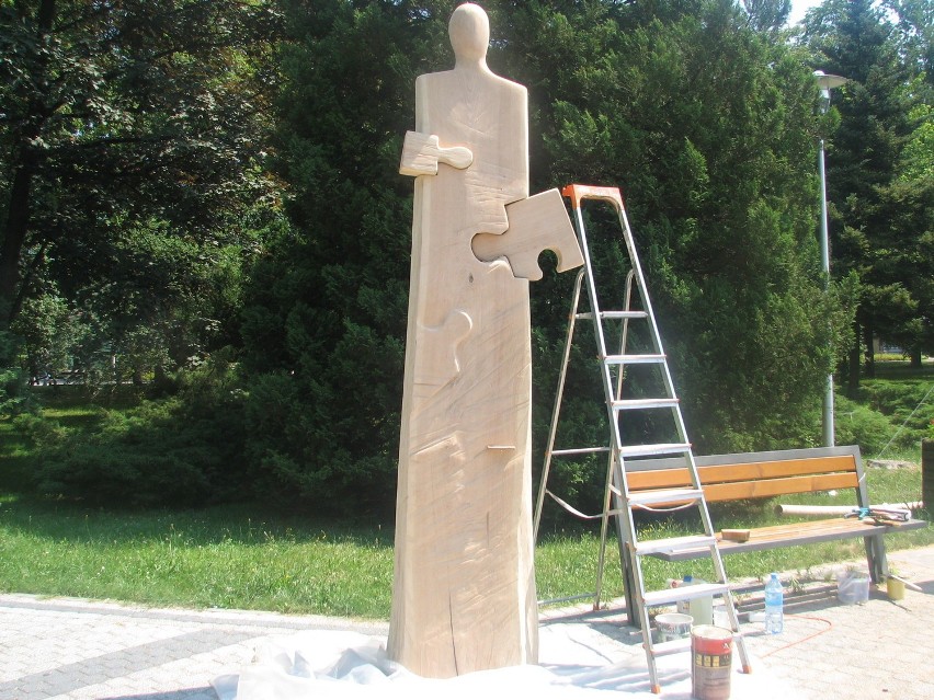 W Lublińcu trwa II Międzynarodowy Plener Rzeźbiarski - zobacz jak powstają rzeźby