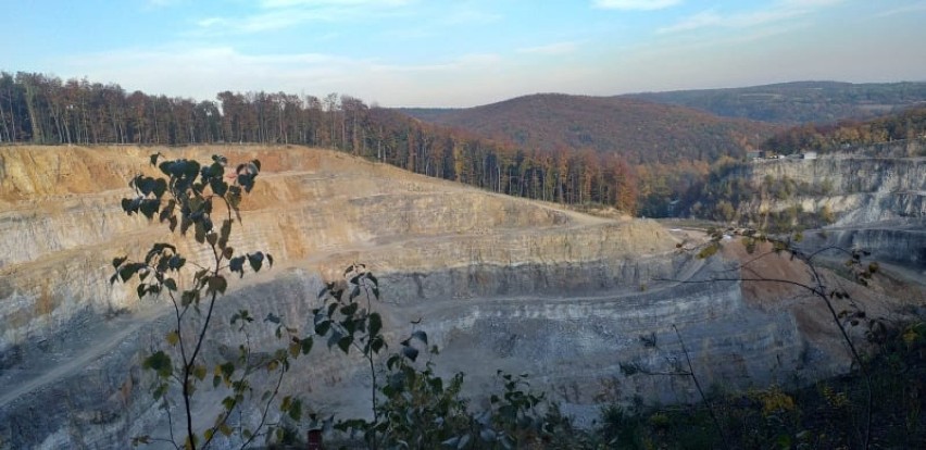 Ogromna dziura w ziemi. Tak znikają hektary lasu w Dubiu, bo francuska firma dalej wydobywa dolomit [ZDJĘCIA]