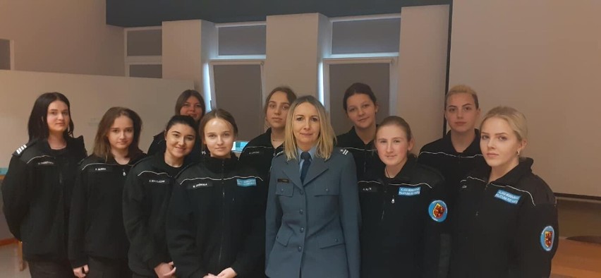 Uczennice klasy mundurowej PZS w Warcie poznały tajniki pracy Służby Więziennej. Trzydniowe szkolenie odbyło się w Kaliszu FOTO