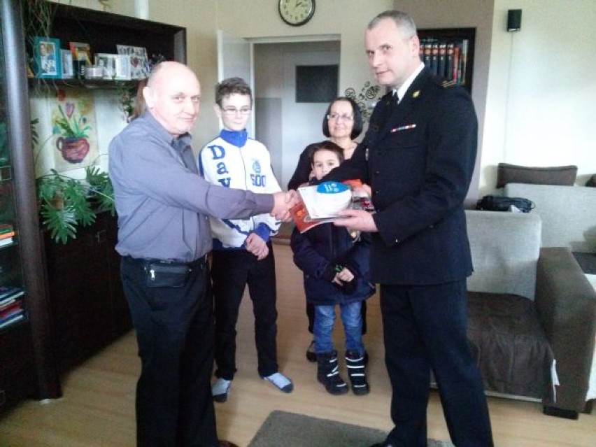 Strażacy z Brzozowa przekazali czujkę dla domu dziecka