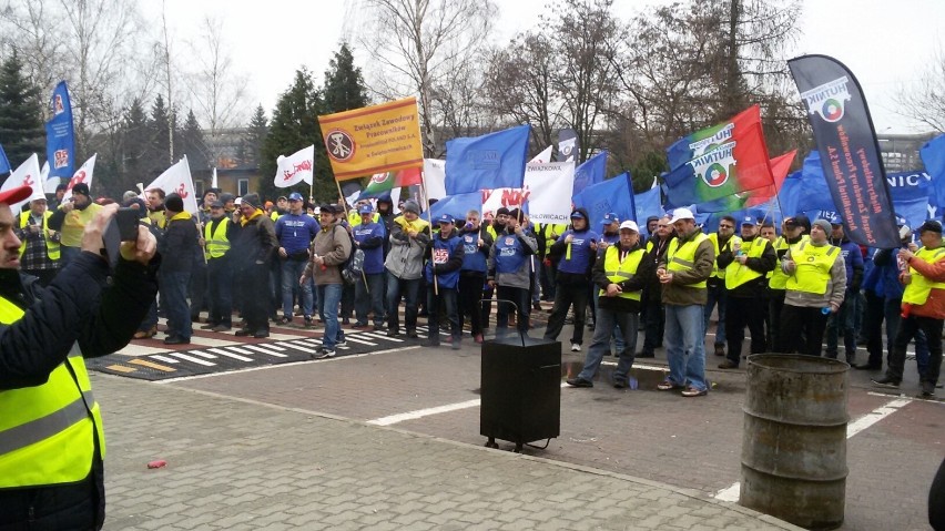 9 marca: protest związkowców przed siedzibą dyrekcji...