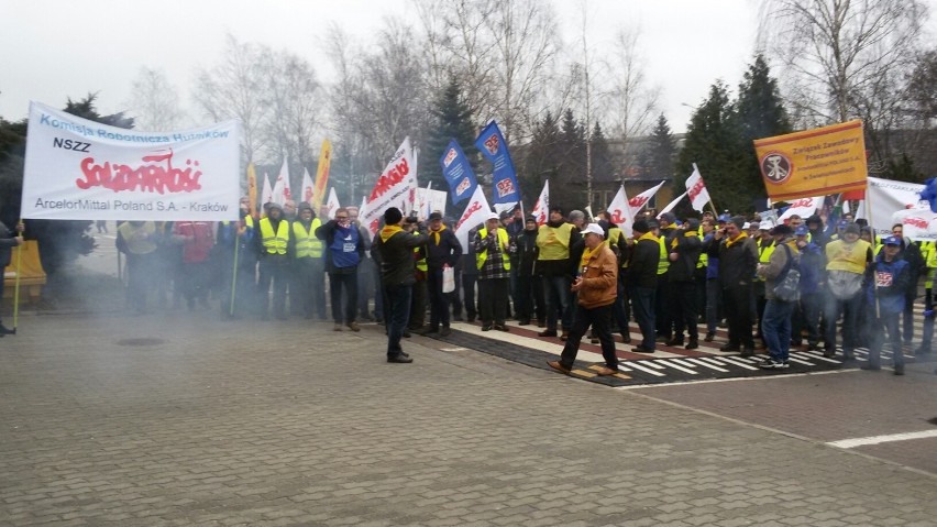 9 marca: protest związkowców przed siedzibą dyrekcji...