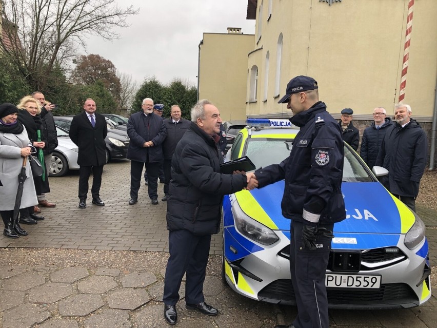 Policjanci z Czarnkowa odebrali kluczyki do nowego radiowozu