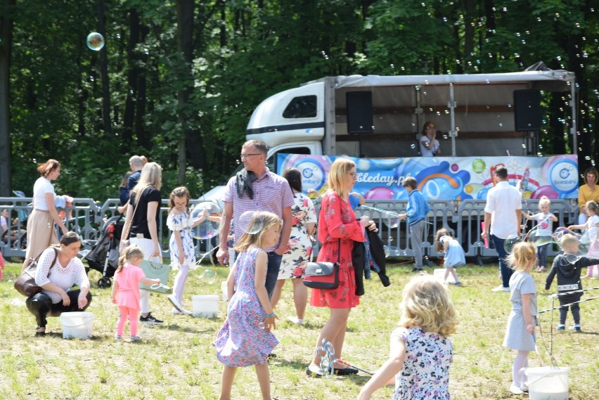 Bańki mydlane opanowały park obok stadionu w Wieluniu[FOTO, WIDEO]