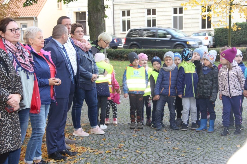 Wzięli sprawy w swoje ręce i posprzątali dziś z liści park...