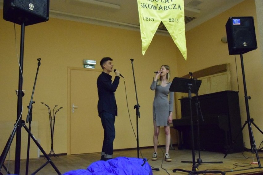 Występ młodych artystów podczas powitania Dariusza Skolimowskiego w świetlicy w Skowarczu