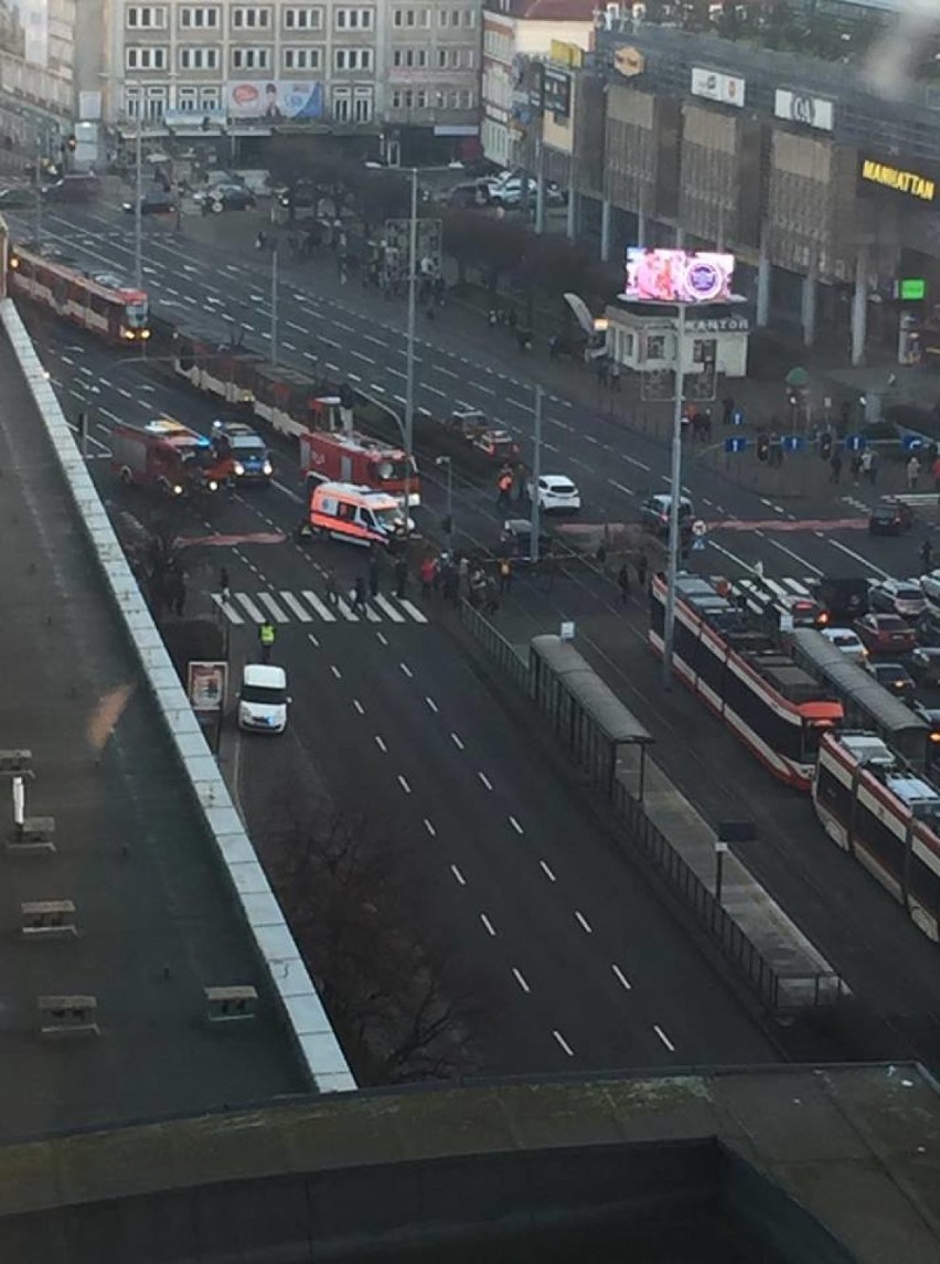 Wypadek z udziałem karetki we Wrzeszczu. Opóźnienia w ruchu tramwajów, możliwe większe korki [zdjęcia]