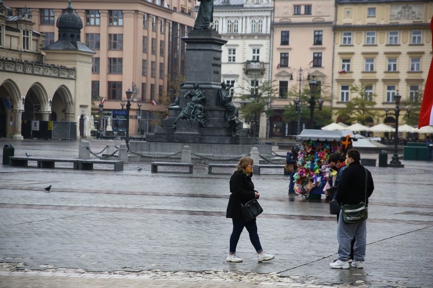 Kraków. 11 listopada pustki na ulicach. Brzydka pogoda i pandemia zatrzymały mieszkańców w domach i mieszkaniach [ZDJĘCIA]