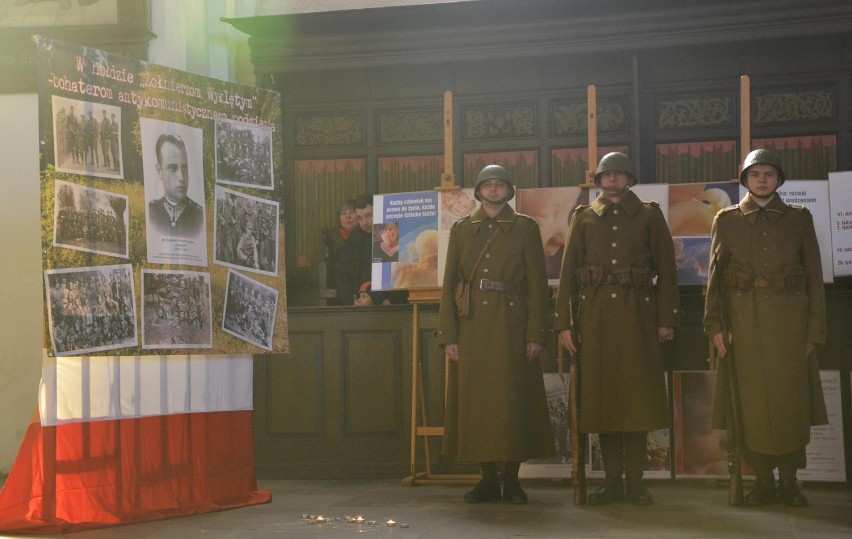 Uroczystość na cześć żołnierzy wyklętych w Malborku. Msza święta i przemarsz na skwer