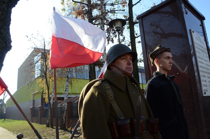 Święto niepodległości w Bełchatowie 2018. Złożono kwiaty pod pomnikiem żołnierzy POW [ZDJĘCIA]