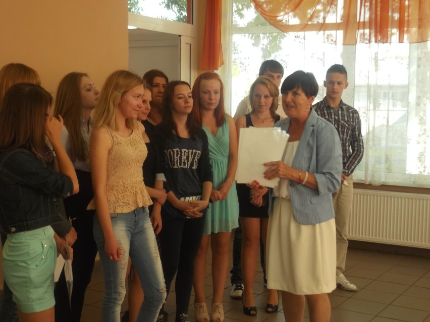 Wychowawca Teresa Fiałkowska wręczająca dyplomy absolwentom
