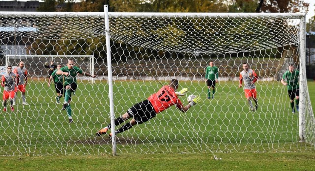 V liga piłkarska, Wadowice: Górnik Brzeszcze - Kalwarianka 0:2. Na zdjęciu: Szymon Brańka, jeszcze przy bezbramkowym wyniku, nie potrafił wykorzystać rzutu karnego, a chwilę potem brzeszczanie stracili gola.