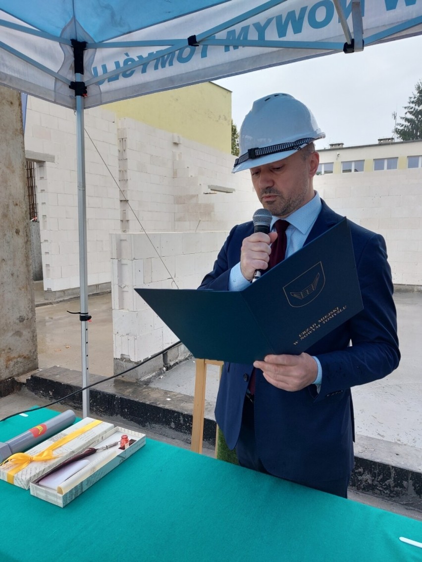 Gmina Nowy Tomyśl: Uroczyste podpisanie aktu erekcyjnego oraz wmurowanie kamienia węgielnego pod budowę hali sportowej w Borui Kościelnej