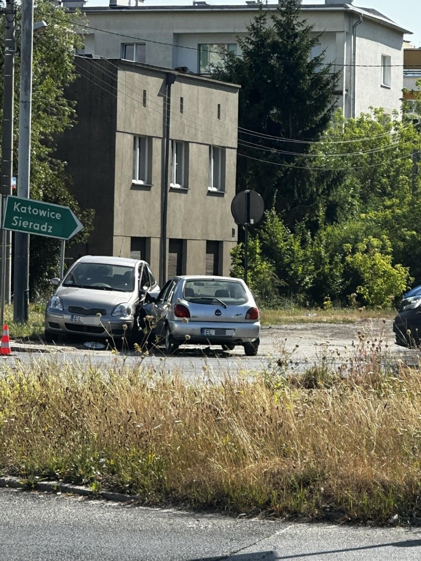 Zderzenie dwóch samochodów osobowych w Łodzi na alei Politechniki. Sprawczyni zdarzenia uciekła z miejsca wypadku