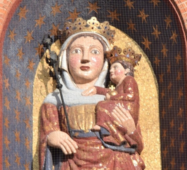 Najbardziej znanym przedstawieniem Matki Boskiej jest figura Madonny znajdującej się w niszy zamkowego kościoła.