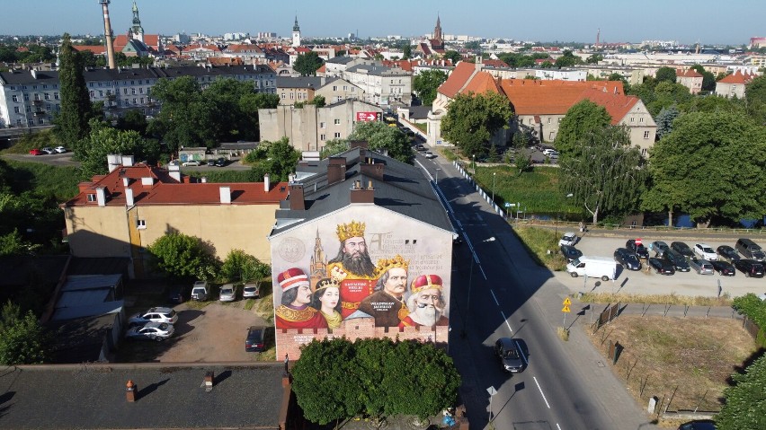 "Królewski mural" w Kaliszu zdobi ścianę kamienicy przy...