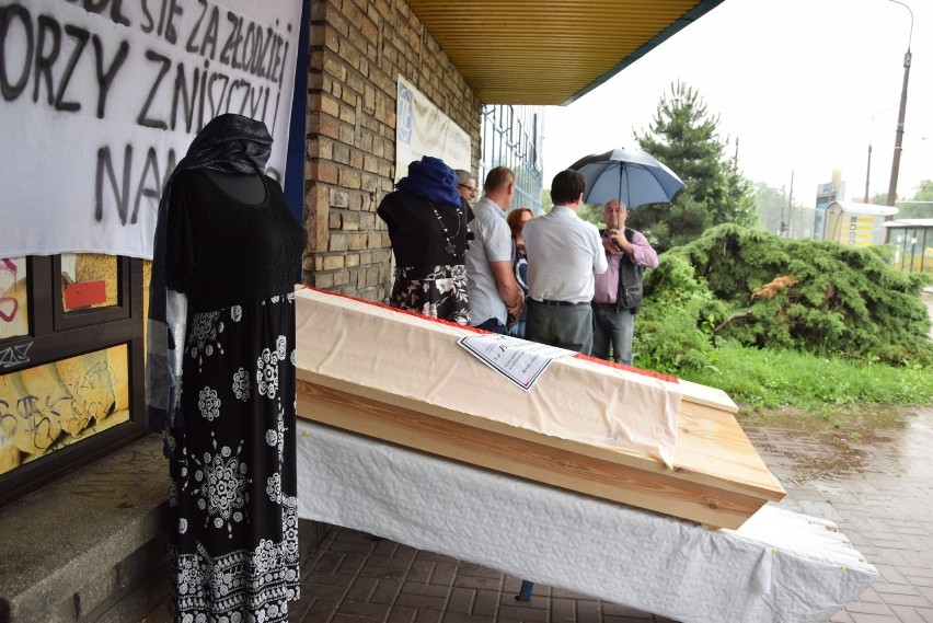 Pracownicy PKS Częstochowa zorganizowali symboliczny pogrzeb...