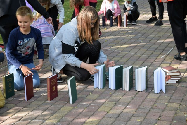 Książkowe domino ustawiano przed Dworkiem Złotnickiego