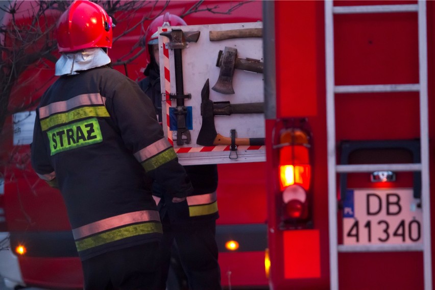 Ewakuacja żłobka, Warszwa. Z rury ulatnia się gaz