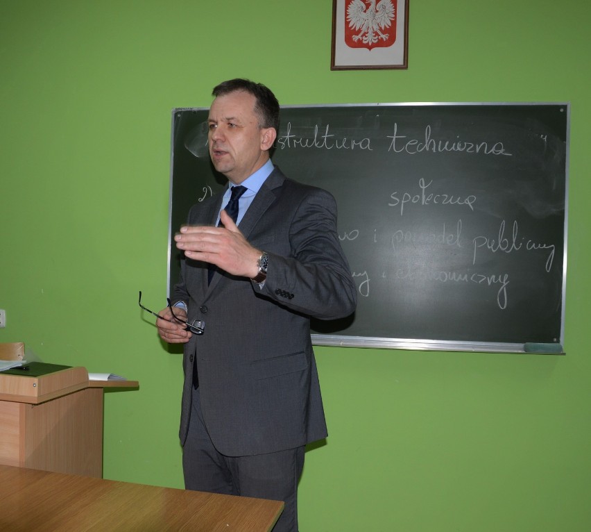 Prezydent Krzysztof Chojniak dorabia na uczelni w...