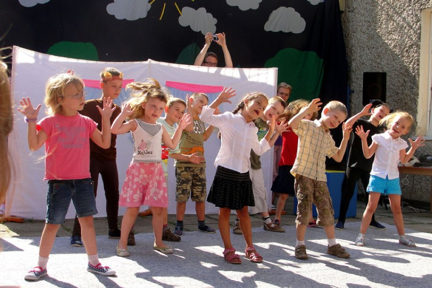 Dzieci pokazują, czego nauczyły się na kursie tańca...