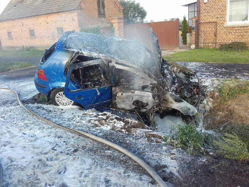 W Lipowcu spłonęło auto. Kierowca zbiegł!