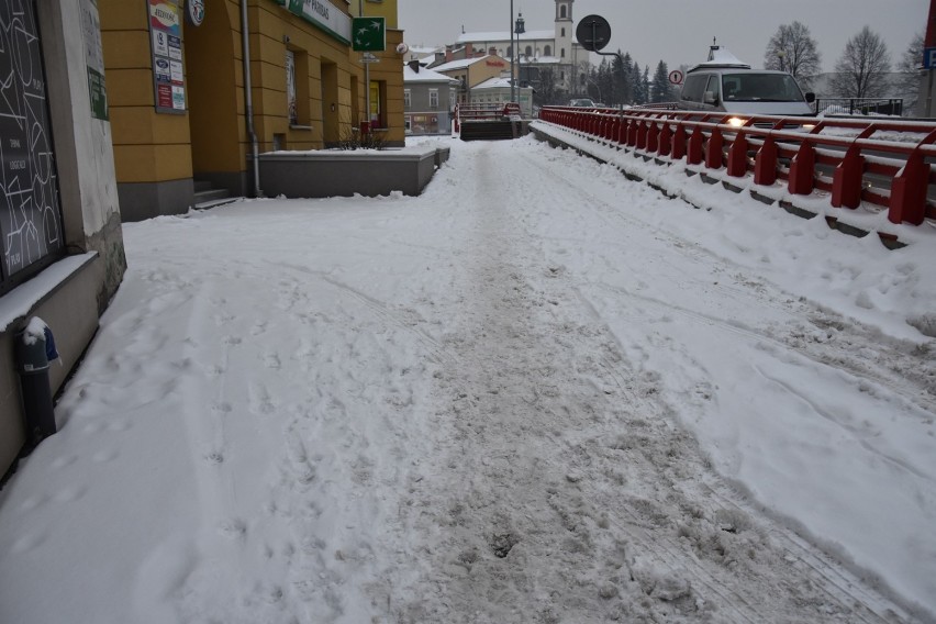 Chodniki w Gorlicach są w wielu miejscach mocno zaśnieżone,...