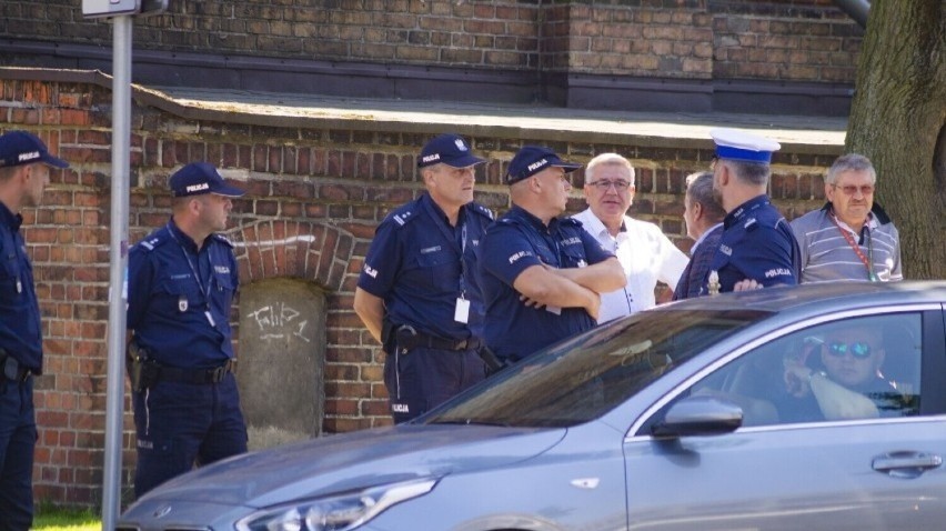 W trakcie protestu w Inowrocławiu mieszkaniec Żnina używał wulgaryzmów wobec policjantów. Usłyszał zarzuty