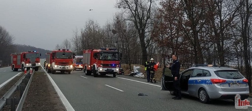Śmiertelny wypadek w Pawłowicach [ZDJĘCIA]. Osobówka wjechała w naczepę tira, zginął 39-latek z Jastrzębia-Zdroju