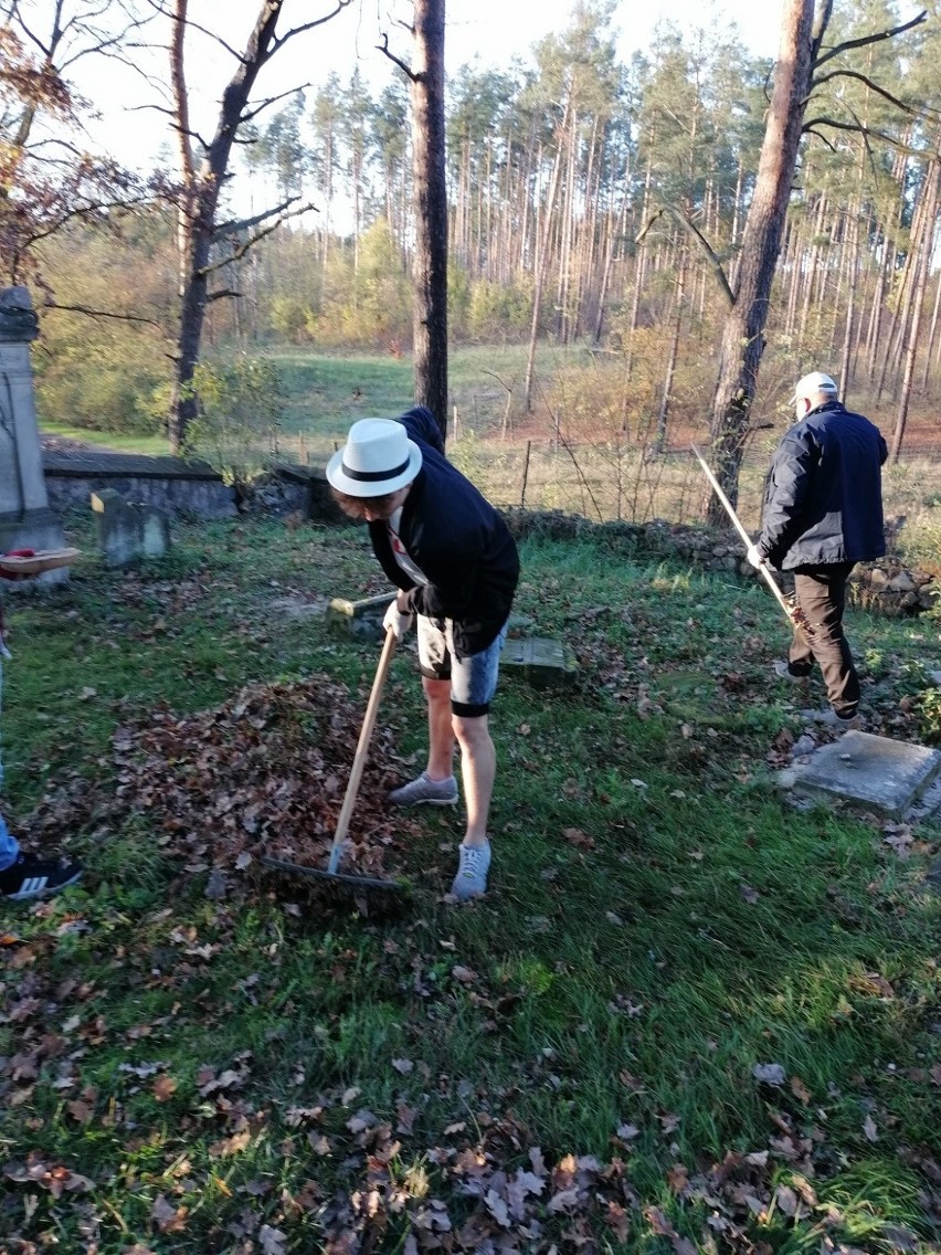 Ośno Lub.: Młodzież z ośrodka socjoterapii sprzątała żydowskie groby