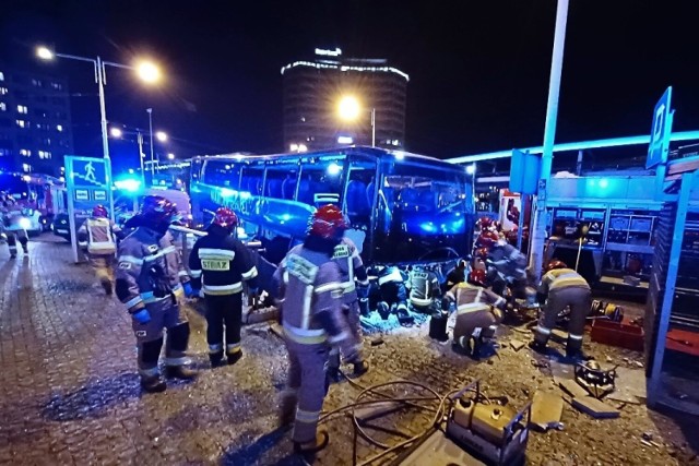 Wypadek na rondzie Reagana we Wrocławiu. Autokar wjechał w przejście podziemne. Trwa akcja ratunkowa! [ZDJĘCIA]