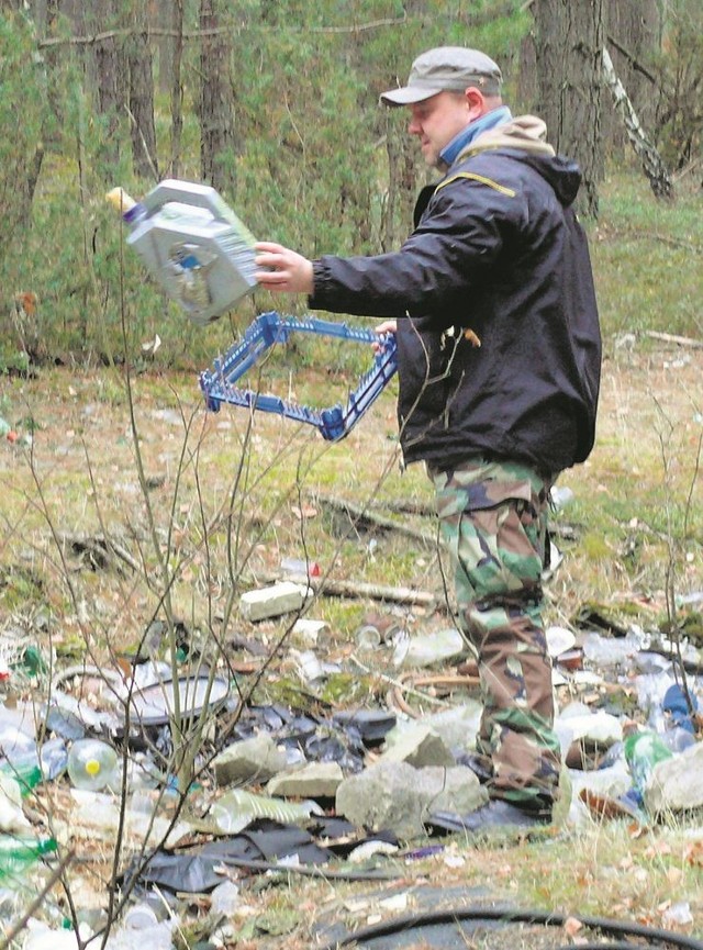 Maciej Kuszneruk mówi, że śmieci w lesie przybywa