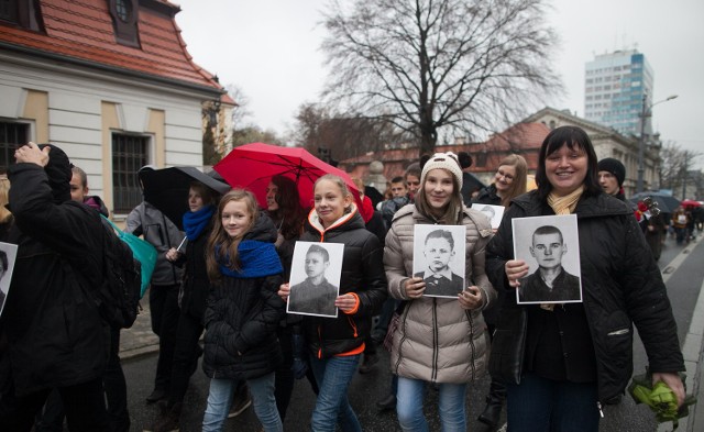 Młodzież z Łodzi uczciła pamięć ofiar obozu dla dzieci przy ulicy Przemysłowej