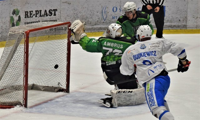 Hokej, EUHL: Sabers Oświęcim - Sapientia U23 (Rumunia) 6:3. Na zdjęciu: okoliczności zdobycia przez Sabersów pierwszego gola. Krzysztof Dudkiewicz odprowadza wzrokiem krążek do siatki po strzale Jahora Piankrata.