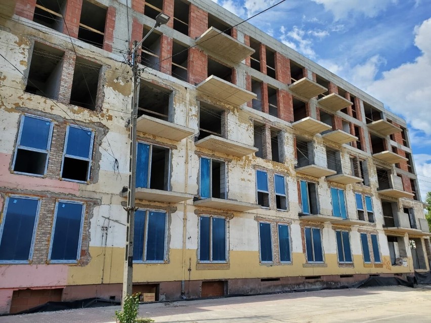 Trwa budowa apartamentowca Oświatowa 9 w Starachowicach. Połowa mieszkań już sprzedana, klucze pod koniec roku. Zobacz zdjęcia