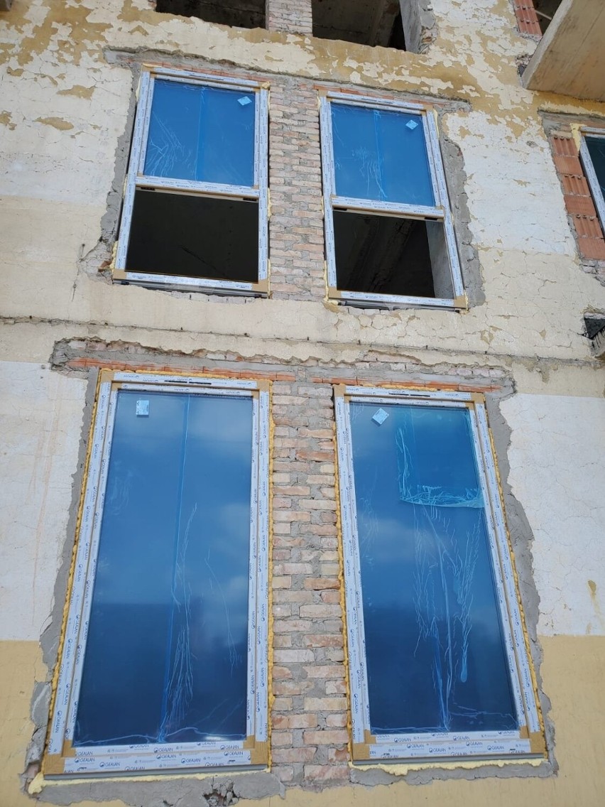 Trwa budowa apartamentowca Oświatowa 9 w Starachowicach. Połowa mieszkań już sprzedana, klucze pod koniec roku. Zobacz zdjęcia
