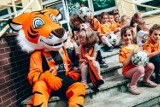 Tygrysek odwiedził przedszkolaki. W PP 2 dzieci miały sportowy trening z Akademią Piłki Nożnej Chrobrego 