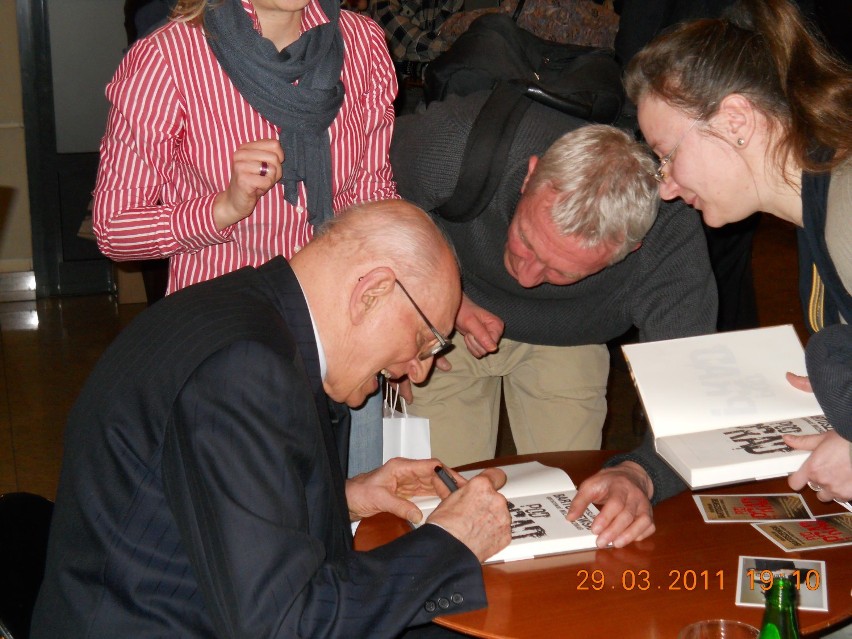 Władysław Bartoszewski w towarzystwie czytelników podpisuje swoją najnowszą książkę "Pod prąd"