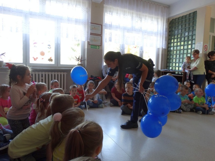 Policjanci z Radziejowa spotkali się z uczniami Szkoły Podstawowej w Pocierzynie w gminie Osięciny [zdjęcia]