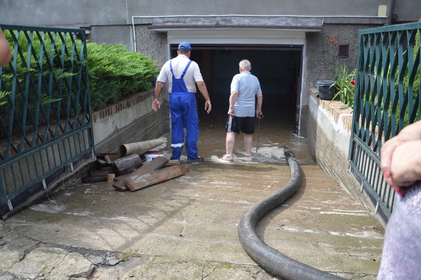 Głogów: Woda z pękniętej rury zalała domy i garaże [FOTO, FILM]