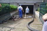 Głogów: Woda z pękniętej rury zalała domy i garaże [FOTO, FILM]