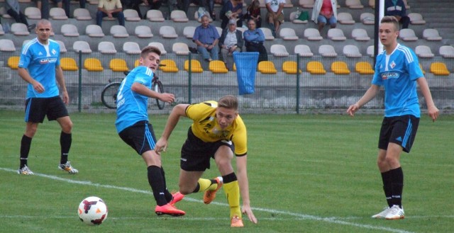 W akcji trzebinianin Adrian Kukla (w żółtej koszulce). W meczu III ligi piłkarskiej, w grupie małopolsko-świętokrzyskiej, rozegranym w Trzebini, miejscowy MKS przegrał z Granatem Skarżysko-Kamienna 1:3.