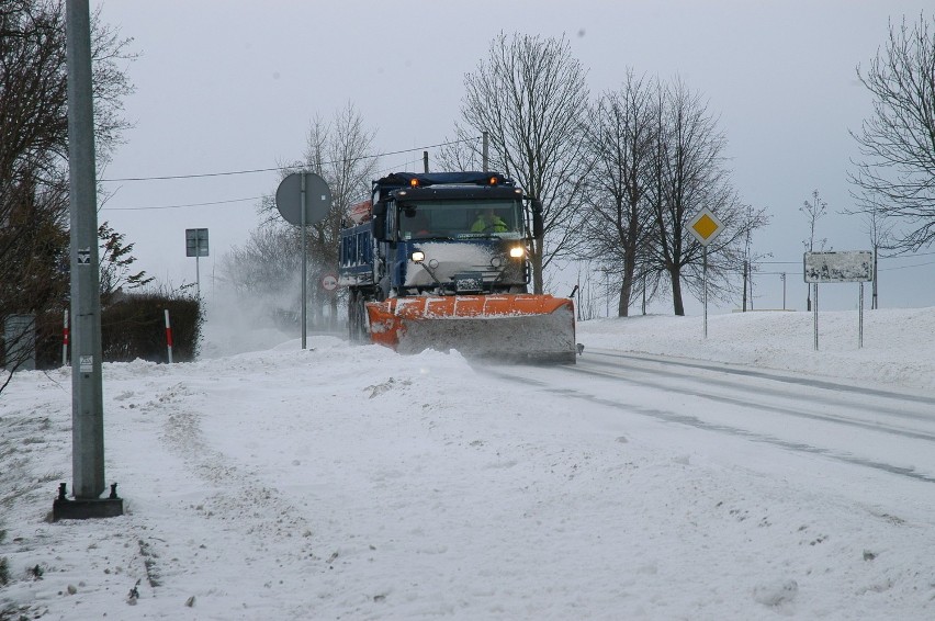 Z powodu intensywnych opadów śniegu sytuacja na beskidzkich drogach jest bardzo trudna