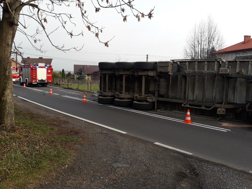 Ciężarówka wioząca odpady wywróciła się na DW 791