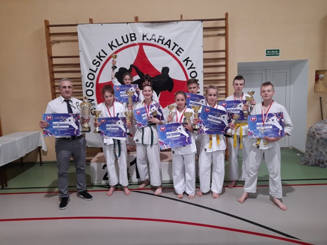 Kolejnym, wspaniałym występem mogą pochwalić się zawodnicy Lipnowskiego Klubu Kyokushin Karate. Tym razem zdobyli drużynowo trzecie miejsce na Mistrzostwach w Kożuchowie. Sukces jest ogromny, bo na zawody przyjechało 18 drużyn z całej Polski.